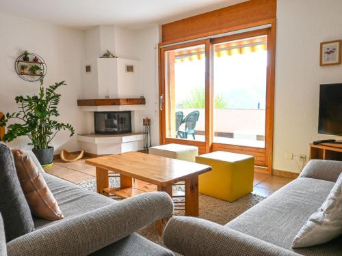 ein Wohnzimmer mit 2 Sofas und einem Tisch in der Unterkunft Apartment Caroubier 2 by Interhome in Ovronnaz