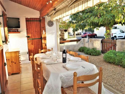 - une table pour un repas sur la terrasse dans l'établissement Holiday Home L'Hacienda by Interhome, à Narbonne-Plage