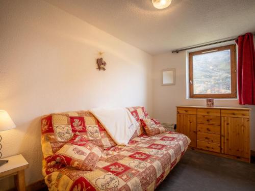 une chambre avec un lit, une commode et une fenêtre dans l'établissement Apartment Jettay Choucas 127 by Interhome, aux Menuires