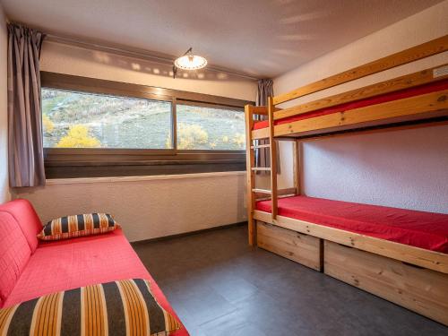 une chambre avec deux lits superposés et une fenêtre dans l'établissement Apartment Brelin Côte Brune 613 by Interhome, aux Menuires