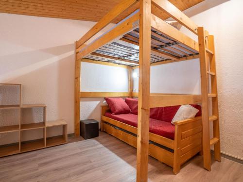 Ce dortoir comprend des lits superposés. dans l'établissement Apartment Jettay Choucas 127 by Interhome, aux Menuires