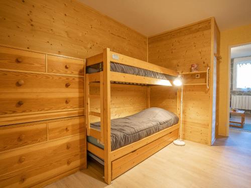 - une chambre avec des lits superposés dans une cabane en rondins dans l'établissement Apartment Mélèzes 66 by Interhome, aux Menuires