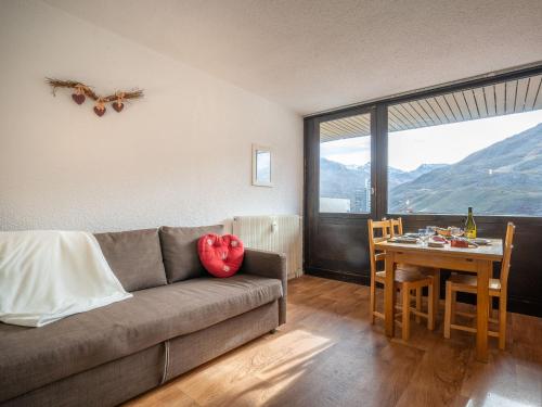 un salon avec un canapé et une table dans l'établissement Apartment Pelvoux 102 by Interhome, aux Menuires
