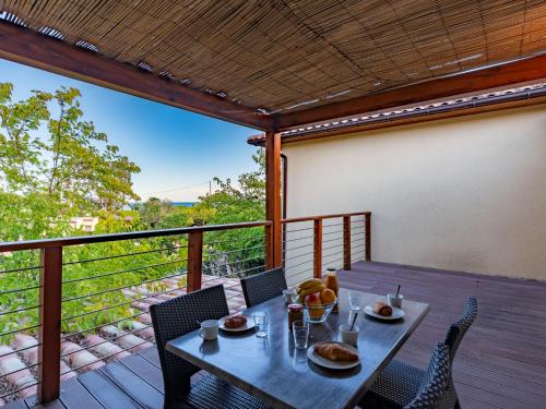 d'une table et de chaises sur un balcon avec vue. dans l'établissement Apartment Marina Di Favone - FAV100 by Interhome, à Favone