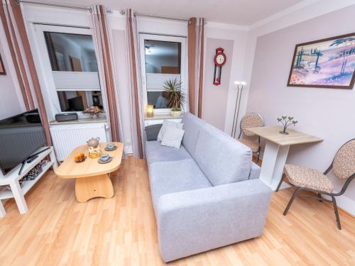 - un salon avec un canapé et une table dans l'établissement Apartment An der Eine-3 by Interhome, à Stangerode