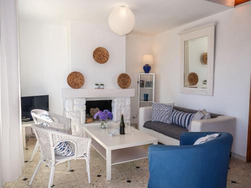 una sala de estar con un sofá y una mesa en Holiday Home Balades au bord de l'eau by Interhome, en Plozévet