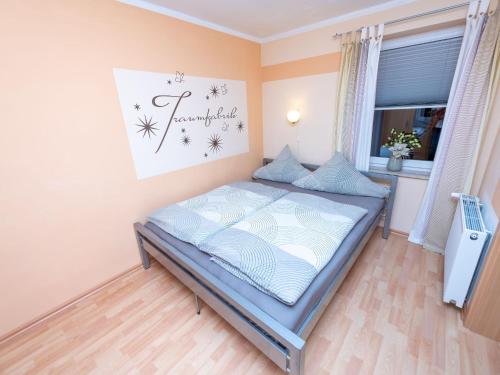 1 dormitorio pequeño con 1 cama en una habitación en Apartment An der Eine-2 by Interhome en Stangerode