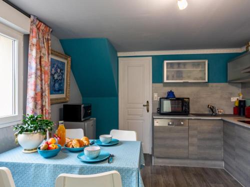 une cuisine avec une table avec un bol de fruits dessus dans l'établissement Holiday Home Ty-Rozen by Interhome, à Locquirec