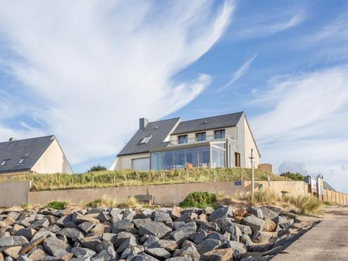 una casa sulla spiaggia con rocce di Apartment Océane by Interhome a Pirou