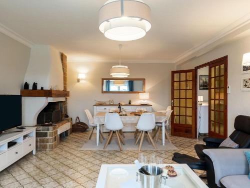 - un salon avec une table et un canapé dans l'établissement Holiday Home Reve de Mer - LOQ215 by Interhome, à Locquirec