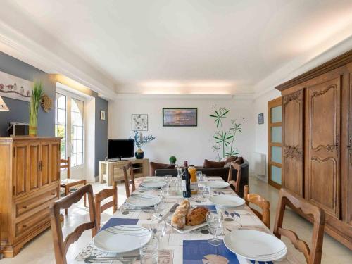une salle à manger avec une longue table et des chaises dans l'établissement Holiday Home La Mouette by Interhome, à Kertissiec