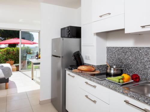 une cuisine avec un évier et un réfrigérateur dans l'établissement Apartment MB2 sans vue mer by Interhome, à Moriani-Plage