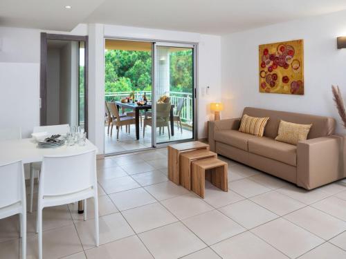 un salon avec un canapé et une table dans l'établissement Apartment MB6 sans vue mer by Interhome, à Moriani-Plage