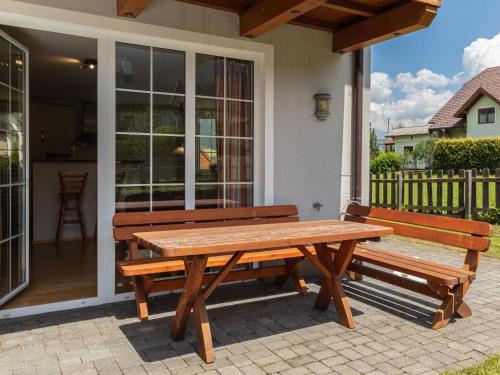 einem Picknicktisch aus Holz und Bänken auf einer Terrasse in der Unterkunft Apartment Top 4 by Interhome in Sankt Margarethen im Lungau