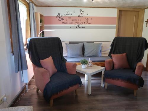 ein Wohnzimmer mit 2 Stühlen und einem Sofa in der Unterkunft Holiday Home Möslehof by Interhome in Vorderfalkau