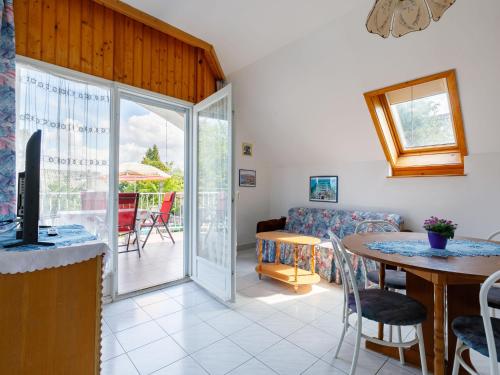 Televízia a/alebo spoločenská miestnosť v ubytovaní Apartment Anthony 2 by Interhome