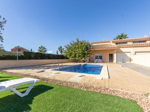 ein Hinterhof mit einem Swimmingpool und einem Haus in der Unterkunft Holiday Home Alex by Interhome in Riumar