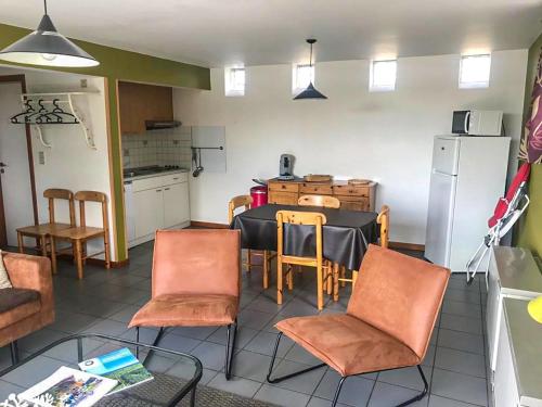 una cucina e una sala da pranzo con tavolo e sedie di Holiday Home Au bord du Lac-2 by Interhome a Butgenbach