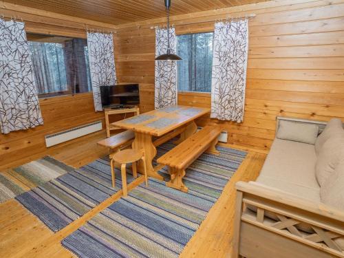 ルカにあるHoliday Home Viipusjärvi 12 by Interhomeのリビングルーム(木製テーブル、ソファ付)