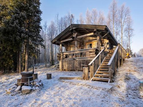 ルカにあるHoliday Home Saarenkainalo by Interhomeの雪の森の丸太小屋