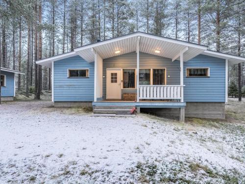 クーサモにあるHoliday Home Villa kuukkeli by Interhomeの青い小屋