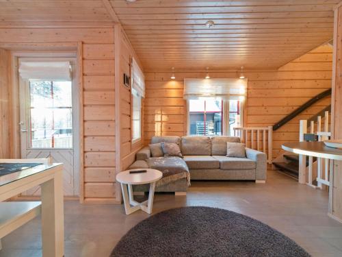 ein Wohnzimmer mit Sofa und Tisch in der Unterkunft Holiday Home White dream a by Interhome in Ylläsjärvi