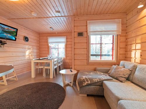 ein Wohnzimmer mit Sofa und Tisch in der Unterkunft Holiday Home White dream a by Interhome in Ylläsjärvi