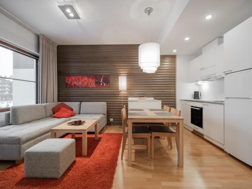 uma sala de estar com um sofá e uma mesa em Holiday Home Nordic chalet 9410 by Interhome em Ylläs