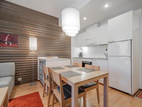 uma cozinha e sala de jantar com uma mesa e um frigorífico em Holiday Home Nordic chalet 9410 by Interhome em Ylläs