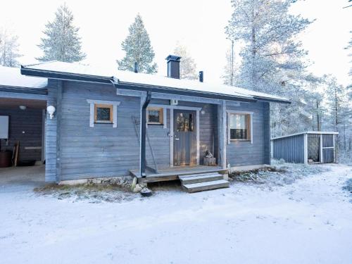 ein kleines blaues Haus mit einer Veranda im Schnee in der Unterkunft Holiday Home Pohjaskoti b by Interhome in Ruka
