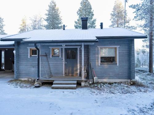 ein kleines blaues Haus mit einer Veranda im Schnee in der Unterkunft Holiday Home Pohjaskoti b by Interhome in Ruka
