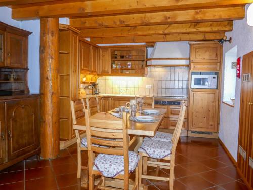 cocina con mesa de madera y sillas en Holiday Home Mona by Interhome, en Leontica