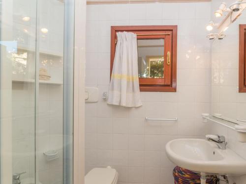 Ένα μπάνιο στο Apartment Erica by Interhome