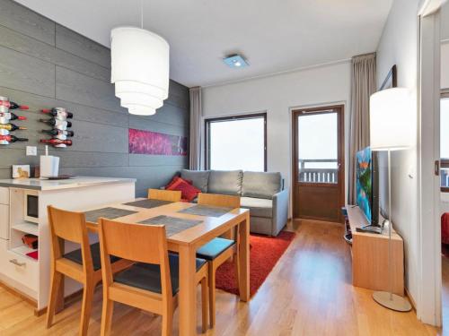une cuisine et une salle à manger avec une table et des chaises dans l'établissement Holiday Home Ski chalet vii 7406 by Interhome, à Ylläs
