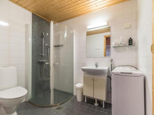 ユッラスヤルヴィにあるHoliday Home Kultapiisku 3 by Interhomeのバスルーム(シャワー、トイレ、シンク付)