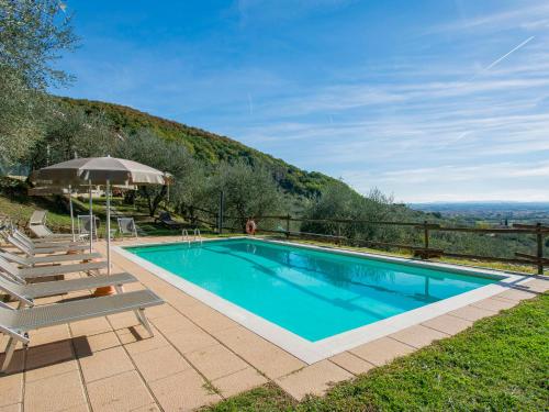 piscina con sedie e ombrellone di Holiday Home Francesco by Interhome a Nievole