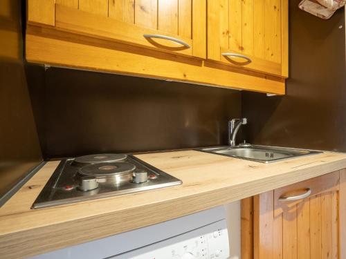 Il comprend une cuisine équipée d'une cuisinière et d'un évier. dans l'établissement Studio Chavière 617 by Interhome, aux Menuires