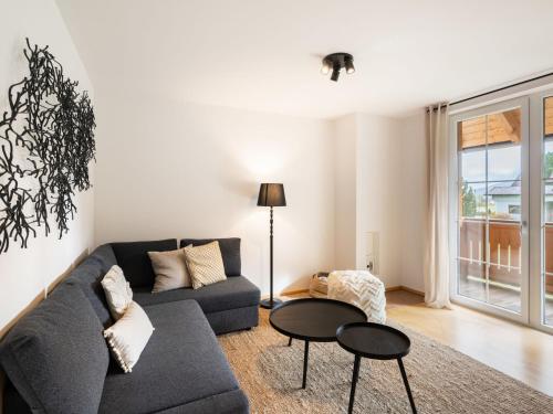 sala de estar con sofá y mesa en Apartment Top 10 by Interhome, en Sankt Margarethen im Lungau