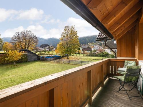 eine Terrasse mit Stühlen und Blick auf einen Hof in der Unterkunft Apartment Top 10 by Interhome in Sankt Margarethen im Lungau