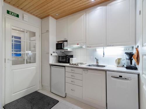 アカスロンポロにあるHoliday Home Yllästar 1 as 209 - la-la by Interhomeの白いキッチン(白いキャビネット、シンク付)
