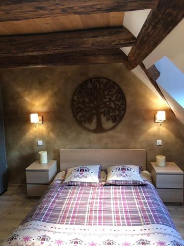 une chambre avec un grand lit avec deux tables de nuit dans l'établissement Le Logis du Vignoble, à Kintzheim