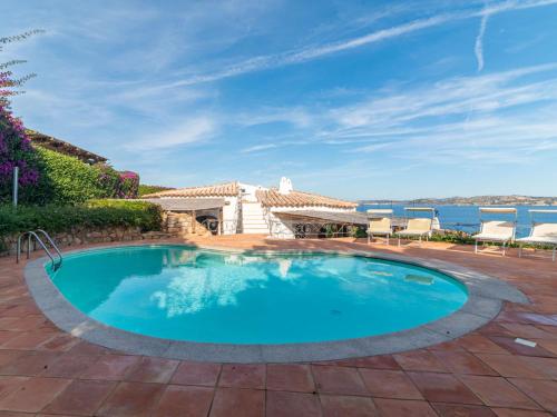 una piscina con sillas y una casa en Villa Anita by Interhome, en Palau