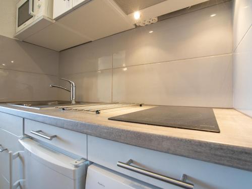 une cuisine avec un évier et un comptoir dans l'établissement Studio Chavière 832 by Interhome, aux Menuires