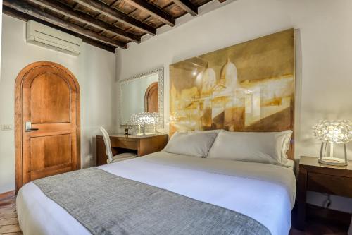 ein Schlafzimmer mit einem großen Bett und einem Schreibtisch in der Unterkunft Luxury Navona in Rom