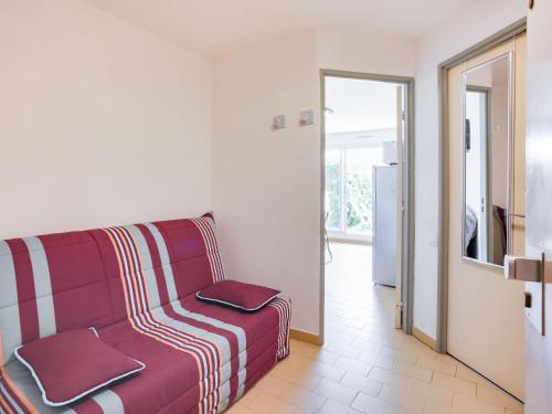 - un salon avec un canapé et une porte coulissante dans l'établissement Apartment Les Frégates-13 by Interhome, à Saint Cyprien Plage