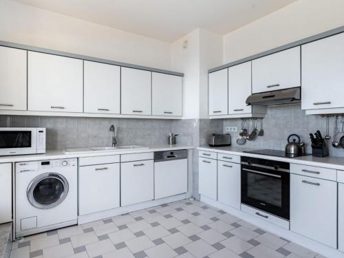 - une cuisine blanche avec des placards blancs et un lave-vaisselle dans l'établissement Apartment Les Balcons d'Eze-1 by Interhome, à Èze