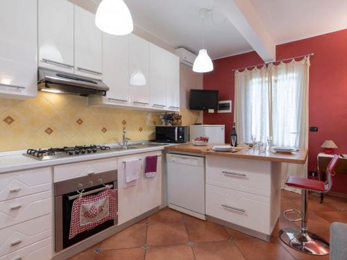 Kuchyňa alebo kuchynka v ubytovaní Apartment La Marina by Interhome
