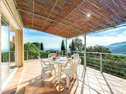 un patio con tavolo e sedie sul balcone. di Holiday Home Les Lavandes by Interhome a La Croix-Valmer