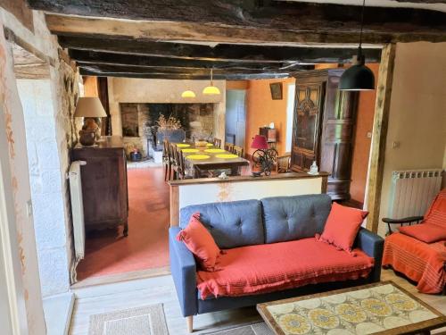 un salon avec un canapé et une table dans l'établissement Holiday Home Vielcroze by Interhome, à Turenne