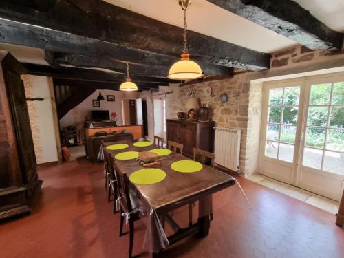 d'une salle à manger avec une table recouverte de plaques jaunes. dans l'établissement Holiday Home Vielcroze by Interhome, à Turenne